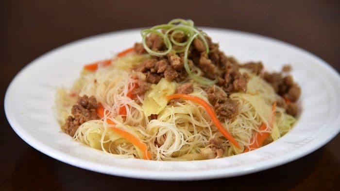 少了香菇,多些肉末滷汁,炒出來的米粉一樣甘醇香潤。圖 / 劉秀嫻