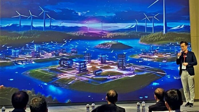 加雲聯網總經理廖佑晟站在AI生成的風電意象背板前，揭示智慧電網將如同AI般在能源市場快速滲透。現代電網在不斷演進趨勢下，對精密監控與高度整合有迫切需求。圖 / 策略風知識新聞網