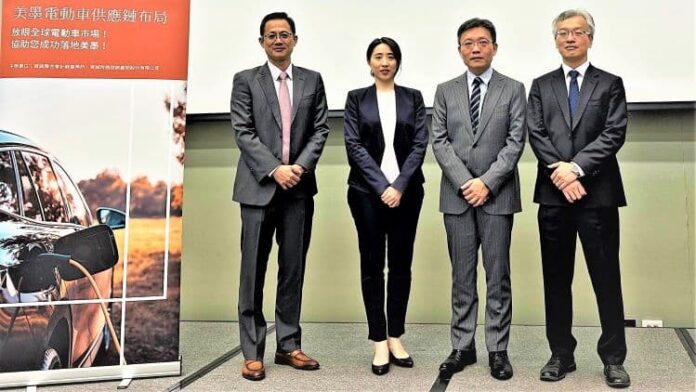 資誠聯合會計師事務所稅務法律服務營運長許祺昌(左起)、稅務諮詢顧問公司董事蔡怡歆、科技產業研究中心主任鄭雯隆、會計師陳民卿於美墨電動車供應鏈布局研討會後合影。圖 / 資誠提供