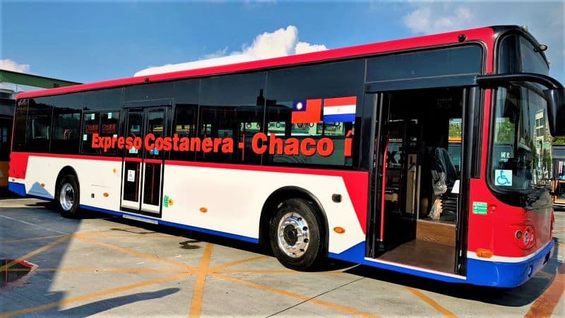 成運特別展示以巴拉圭國旗紅白藍為底色的彩繪電動城際巴士。圖 / 成運提供