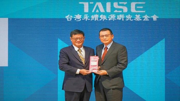 72101 崇越科技榮獲「台灣永續行動獎」金級肯定。右起,崇越集團副董事長賴杉桂、環保署長張子敬。 圖 / 策略風知識新聞網