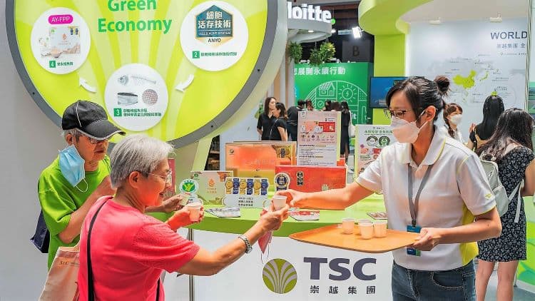 安永鱸魚精落實全魚利用創循環商機,榮獲台灣永續行動獎金級肯定,並在亞太永續行動博覽會上提供試飲、頗受好評。 圖 / 策略風知識新聞網