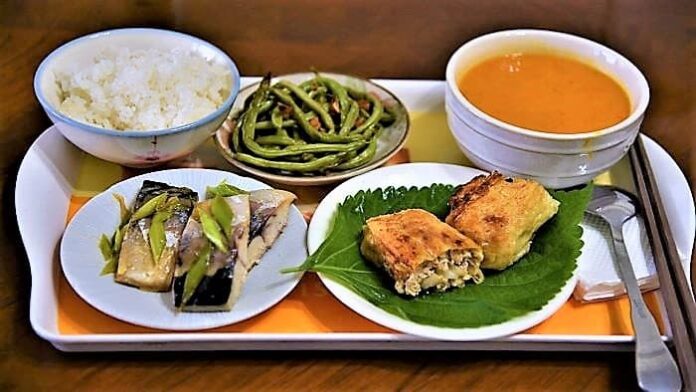 隔離時期某次午餐：乾扁四季豆、青蒜燒鯖魚、腐皮肉末蔬菜捲、南瓜甜椒濃湯。 圖 / 劉秀嫻