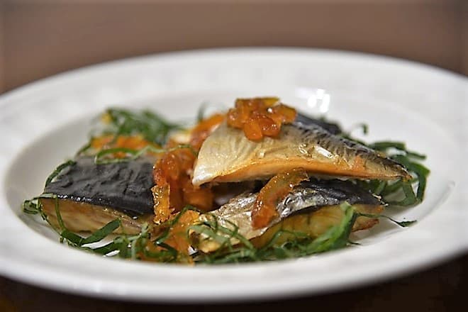 薄鹽鯖魚佐homemade韓國老樹柚子醬。 圖 / 劉秀嫻