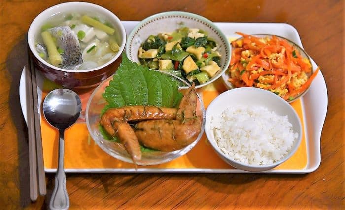 隔離時某次晚餐,迷迭香滷烤雞翅、小松菜炒豆干、紅蘿蔔炒蛋、鱸魚豆腐蔬菜湯。 圖 / 劉秀嫻
