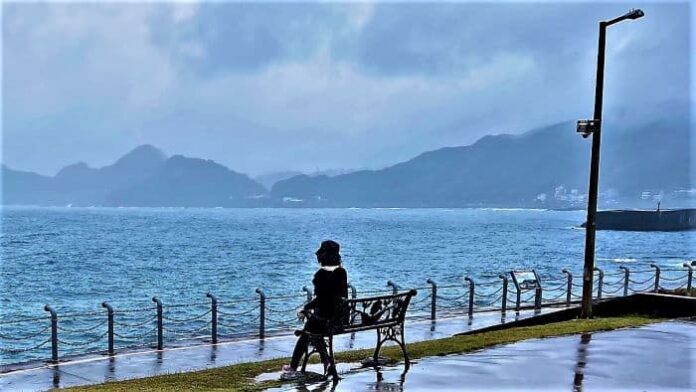 靜坐雨中看海，別有一番滋味上心頭。圖 / 陳嘉英