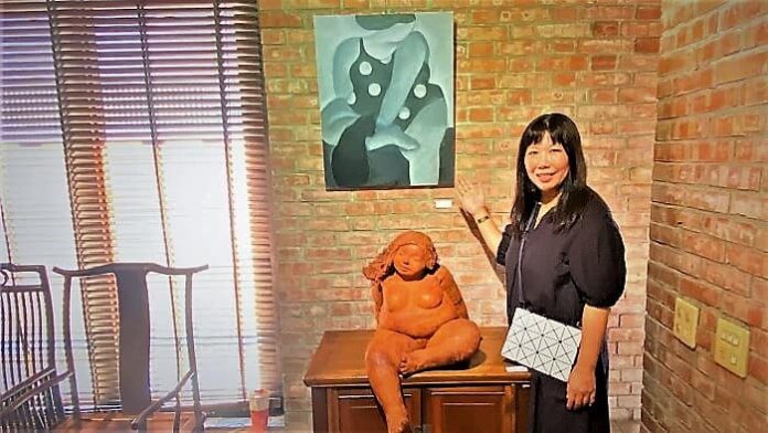 林嘉妮(Michelle)疫後首場個展《泥娃娃》，五十多件形態各異的「胖女人」與來自妮的世界系列繪畫，躋身竹東忠孝路名冠藝術館，展期至8/26。圖 / 策略風知識新聞網