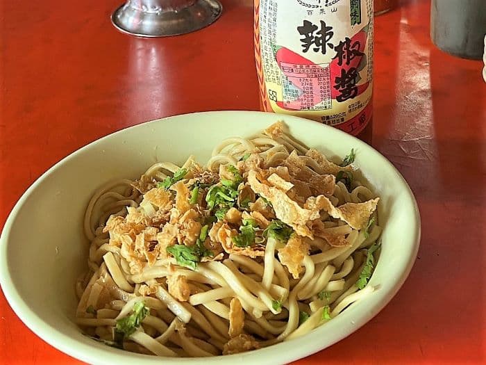 媽祖廟高棚下的素食麵加上當地百菓山辣醬,便是庶民暖胃安心,感受回家的踏實腳步。圖 / 陳嘉英