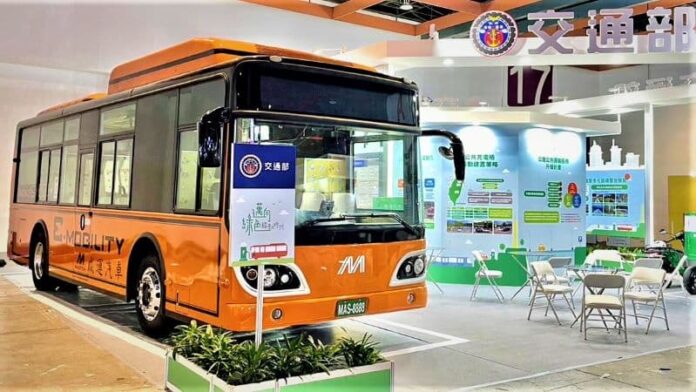 成運汽車今天起在亞太永續博覽會連續三天展出2025年日本萬國博覽會專用的9米右駕電巴。圖 / 成運汽車