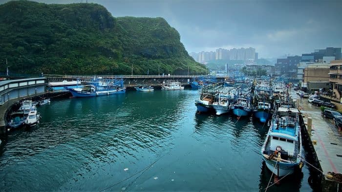 八斗子漁港斜風細雨，漁工不須歸。圖 / 陳嘉英