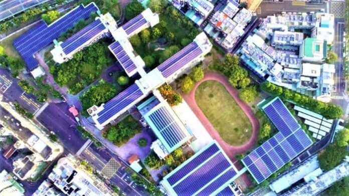 高市府今年辦理33場大型說明會的最後一場，請把握機會，圖為高市楠梓國中校園種綠電實況。圖 / 高市工務局提供