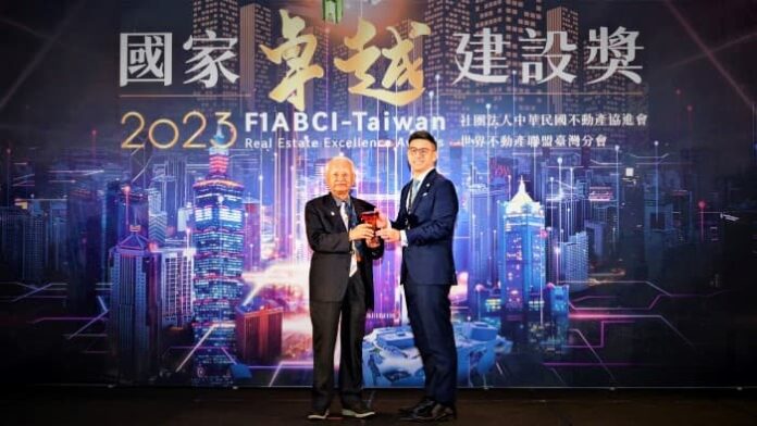 寶島陽光再生能源集團獲頒國家卓越建設獎，圖左起總召黃南淵、寶島陽光再生能源集團執行長卓國良。圖 / 寶島陽光提供