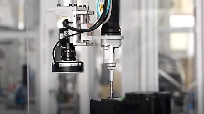 080901 台達智能螺絲鎖附系統可以靈活與台達工業機器人整合,實現全自動鎖附工作站。 圖 / 攝自YouTube官宣影片