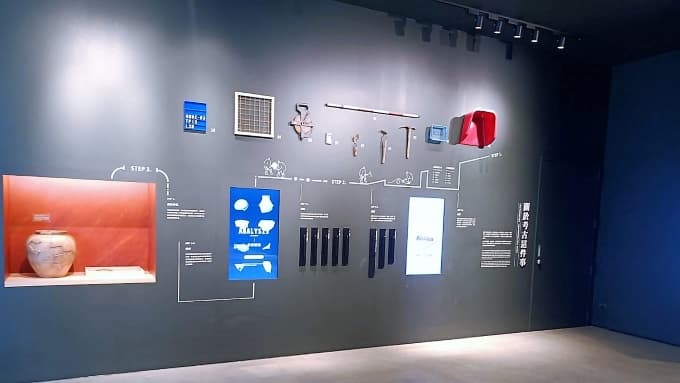 友達光電用科技做公益有模有樣,既保存、推廣文物,也注重科普。圖為西大墩窯文化館有關考古的科普說明圖例。