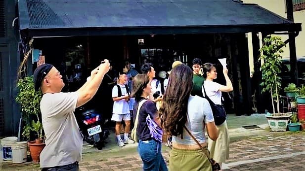 韓國成均館大學李教授帶領學生紀錄關山小鎮市容。圖 / 臺科大提供