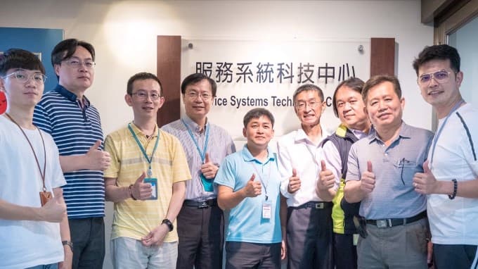 竹科管理協會秘書長李道霖（右四）與工研院服務系統科技中心團隊合影，後者將以區塊鏈技術為基礎，開發無紙化、透明化手機回收公益流程管理系統，使活動ESG成效更令人確信。圖 / 李道霖提供