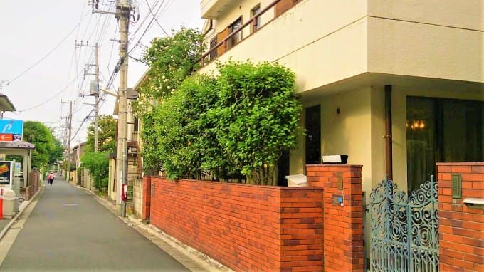 吉祥寺安靜的住宅區，巷弄整潔，一排排房子，多是有庭院的兩三層樓日式屋宇。圖 / 劉秀嫻