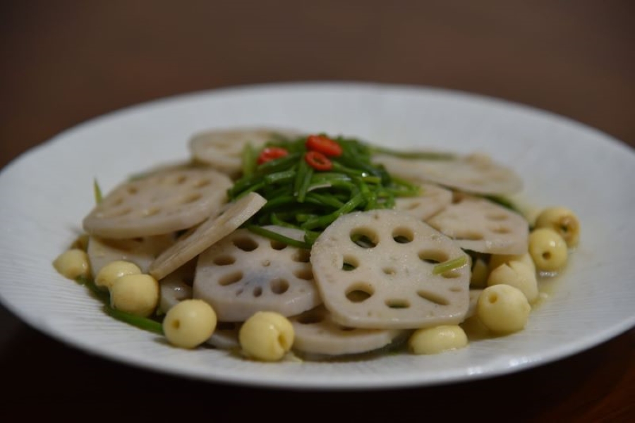 我固執地認為荷塘小炒的食材都必須是生長在荷塘裡的。