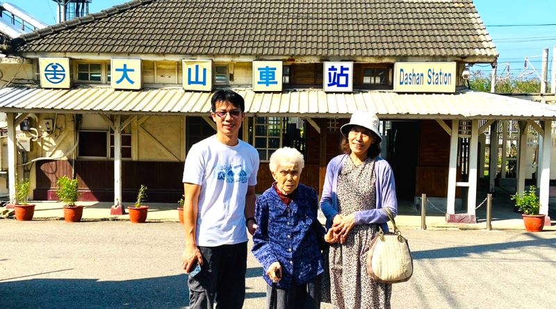 五代同堂的百歲人瑞阿嬤(圖中)從房內走出,牽起我的手,走向大山火車站,站在與他同夀的地方,留下感動的時光。圖 / 陳嘉英