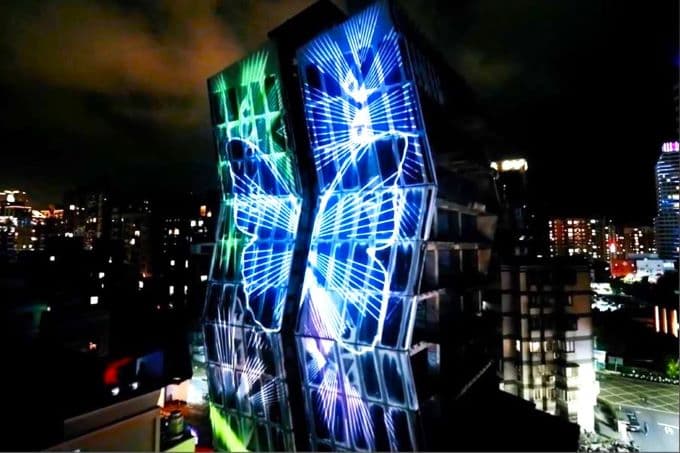 松菸CAMA咖啡旗艦店的浪漫光影展演，呈現高度光影藝術。