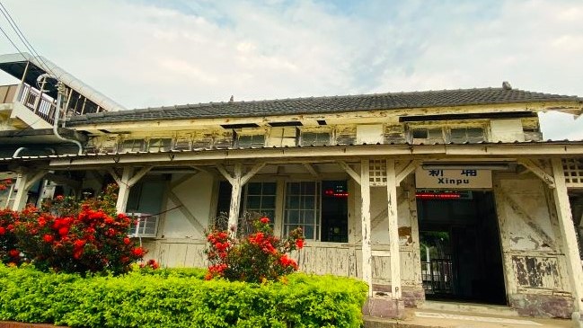 新埔站面對台灣海峽,往北可到白沙屯;沿海堤往南,經秋茂園,可以遠望火力發電廠,一路到達通霄。圖 / 陳嘉英