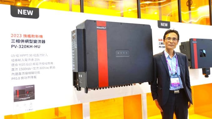 新望總經理莊錦明與全台首度亮相的旗鑑新機320kW變流器合影。圖 / 新望提供