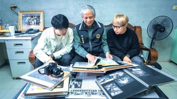 北科大學生前期訪調,向末代礦工柯茂琳(中)請益。