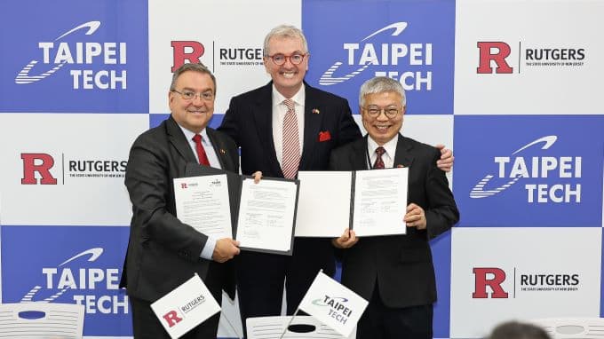 1022101 美國紐澤西州州長墨菲(Philip Murphy)(中)見證,北科大校長王錫福(右)與羅格斯大學副校長卡爾喀多(Antonio M. Calcado)代表簽約締結盟校