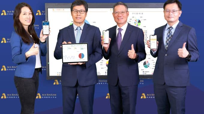 10246 亞洲教育平台國家品牌玉山獎花開並蒂,奪得傑出企業、最佳產品獎,圖左起營運處長吳善婷、亞洲教育董事長吳明錦、總經理朱振鰲、財務長徐珷宗合影。