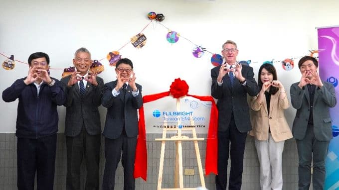 10273 臺科大EMI教學支援團隊辦公室揭牌儀式中,參與嘉賓比出無限符號,象徵臺科大與學術交流基金會攜手邁向無限,共創技職教育教育新價值。圖右起:學術交流基金會楊智凱顧問、英語教學計畫張純怡計畫長、執行長那原道博士、臺科大校長顏家鈺、副校長劉志成、應科學院院長何清華。