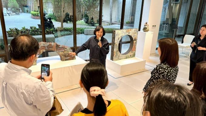 台灣陶瓷學會陶藝貢獻獎得主藝術家鄧惠芬