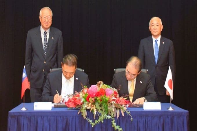 11174 圖左起,森崴能源董事長郭台強、總經理胡惠森、CHUGOKU國際事業部長前田耕一、會長芦谷茂。