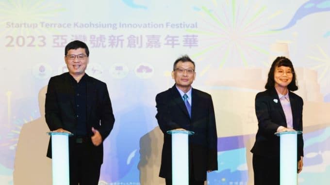 11212 高市經發局副局長高鎮遠(圖左起)、經濟部中小及新創企業署主秘謝戎峰、國立高雄大學陳月端參與週年慶活動啟動儀式。