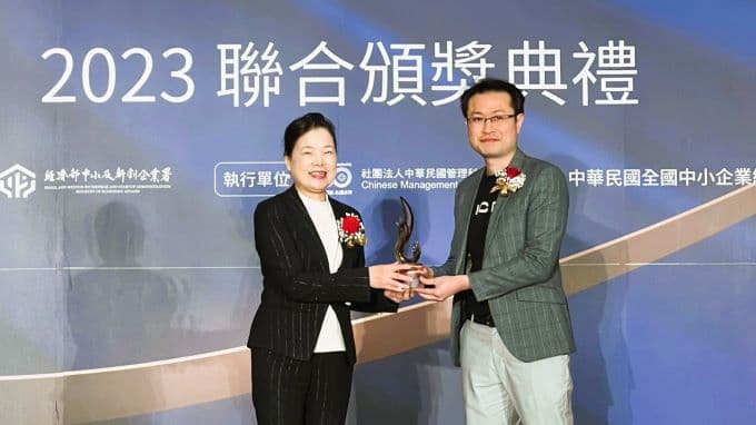 經濟部長王美花頒發「新創事業獎」給加雲聯網總經理廖佑晟(右)。