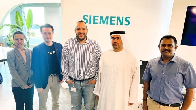 1130402 總經理廖佑晟(左二)偕杜拜團隊參訪西門子杜拜分部,由Siemens SI EA Prashanth Parameswaran(中)接待並合影。