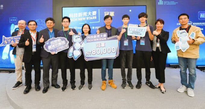 智慧機器人組由清大「絕對穩定之星」奪冠，由產業技術司長邱求慧(右五)頒獎並合影。