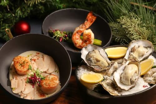 Robin's三款全新配菜，圖左起為北海道干貝襯奶油白花椰菜、碳烤明蝦綴魚子醬（上）、特選生蠔。