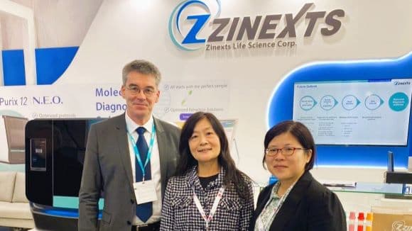 創茂生技開發的NeXgen，由總經理Dr. Hartmut Goette (左一)領軍，至包括德國最大醫療展MEDICA等全球各大展會參展，獲得美、歐、中東等臨床市場關注。