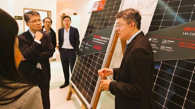 1207201 同昱能源業務處長陳俊亮(右)向來賓介绍模組。