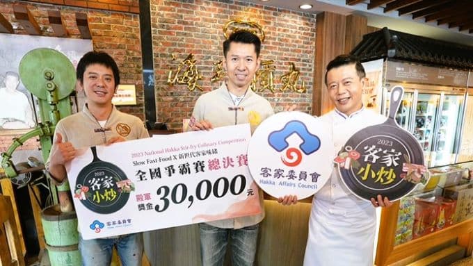 121701 邱寶郎(右起),代表客委會前往新竹海瑞摃丸總店品嘗招牌料理與總經理第三代黃世凱等合影。