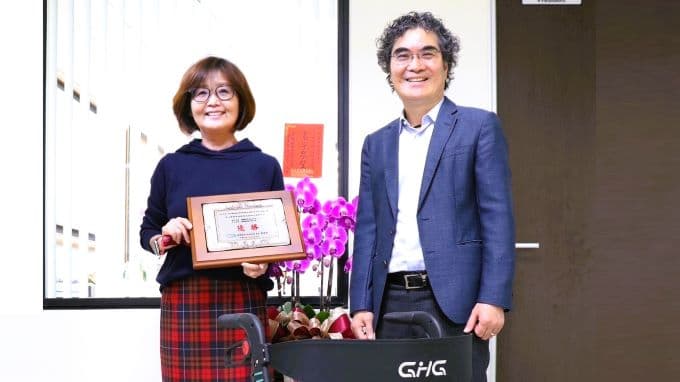 122603 廣翰實業董事長柯武郎(右)總經理曾秀美