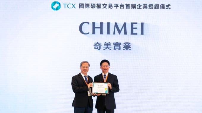 256514 (1) 國發會主委龔明鑫(左)、碳權購買證明、奇美實業副總經理陳世賢