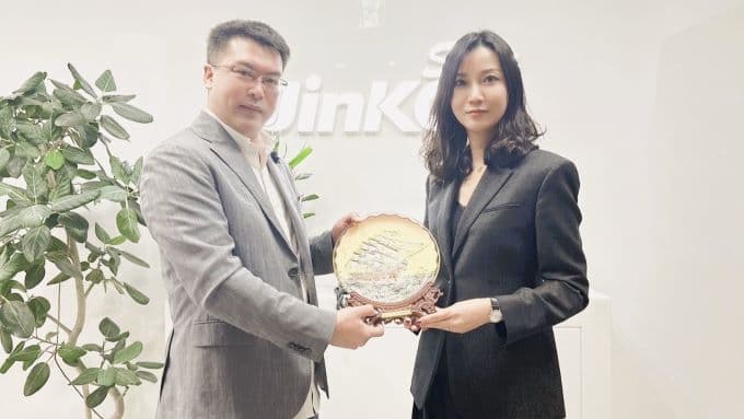 0104401 JINKO東北亞區總經理孫葳葳(右)頒獎楊淞壹