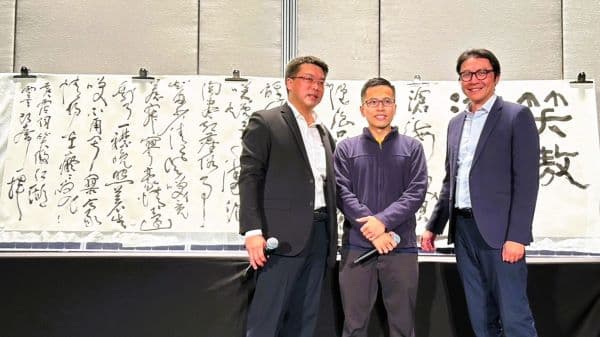 EPC大廠永達能源工程在義賣競價中,以16萬元拍下雨墨大師柯志正(中)親筆揮灑的〈笑傲江湖〉狂草水墨鉅作。義賣所得將捐贈燙傷基金會。