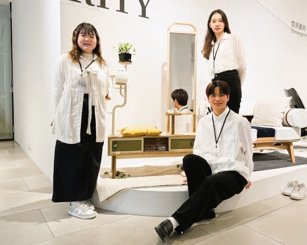 北科大家具專班大三學生宋翊瑄（左起）、游士禾、林宜萱
