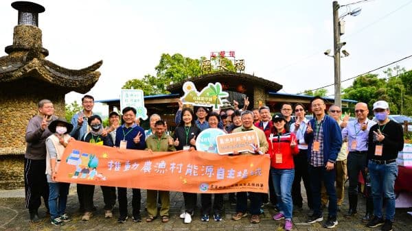 永福社區石頭廟旁舉辦光電抽水系統設置成果導覽，邀請關注再生能源與生態議題的機關、NGO夥伴造訪永福社區，見證太陽光電驅動野溪抽水設置成果與運作機制並合影。