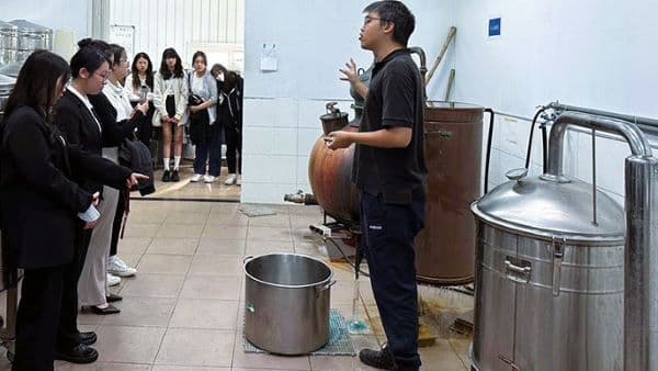 學生參訪恆器製酒並與恆器製酒負責人業師羅已能