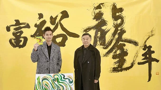 0203201 元智大學資傳系助理教授陳彥彰(左)邀請知名書法家張炳煌揮毫龍隆書法合文於特製五公尺寬的金色宣紙上。