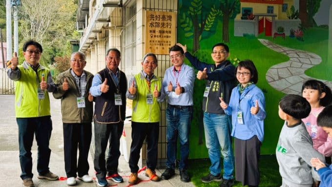 0218301 新北市雙溪區上林國小2/16水保閱讀角落在水保署北分署長蔡金龍與上林國小校長陳彥宏揭幕正式啟用,圖為師生與嘉賓於活動後合影。