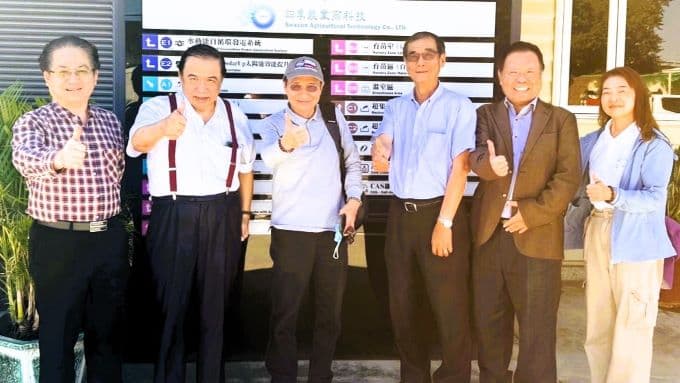 0222400 義守大學醫學科學與生物科技學系黃建富教授(左起)、高雄市中小企業協會李重德理事長、關島馬大使(Johnson Ma)以及期刊論文共同作者四季農業首席技術顧問楊境界、生物顧問彭慶彥與協理李寜娟。